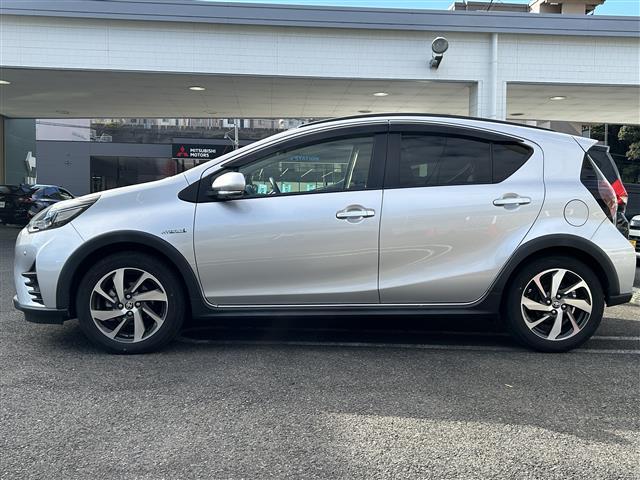 アクア クロスオーバー　純正ＳＤナビ／衝突軽減ブレーキ／前方ドライブレコーダー／全方位カメラ／ステアリングスイッチ／純正フロアマット／ハーフレザーシート／ＬＤＡ／ドアバイザー／オートライト／ＥＴＣ（5枚目）