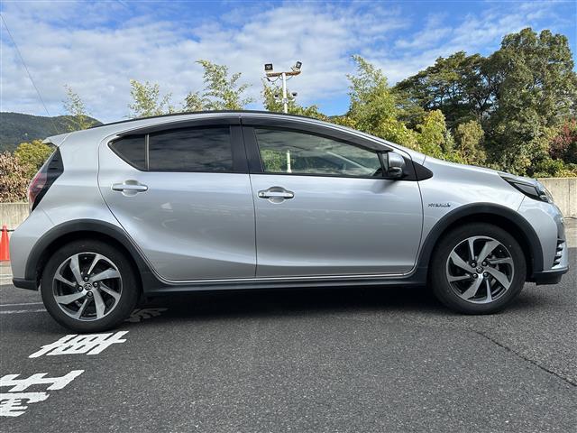 アクア クロスオーバー　純正ＳＤナビ／衝突軽減ブレーキ／前方ドライブレコーダー／全方位カメラ／ステアリングスイッチ／純正フロアマット／ハーフレザーシート／ＬＤＡ／ドアバイザー／オートライト／ＥＴＣ（9枚目）