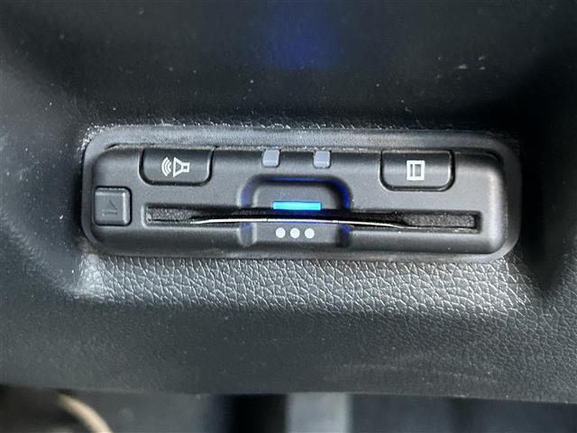 シャトル ハイブリッド　ホンダセンシング　純正ナビ／Ｂカメラ／ドラレコ／クルコン／ＥＴＣ／Ｐスタート／スマートキー／純正フロアマット／ＡＢＳ／ＬＫＡＳ／ＣＭＢＳ／ＶＳＡ／路外逸脱抑制機能／光軸調整ダイヤル／ＳＲＳエアバッグ／ＩＳＯＦＩＸ（10枚目）