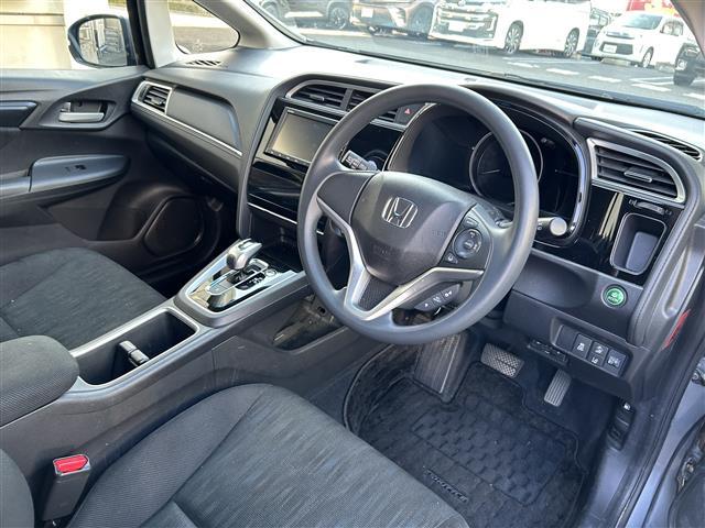 シャトル ハイブリッド　ホンダセンシング　純正ナビ／Ｂカメラ／ドラレコ／クルコン／ＥＴＣ／Ｐスタート／スマートキー／純正フロアマット／ＡＢＳ／ＬＫＡＳ／ＣＭＢＳ／ＶＳＡ／路外逸脱抑制機能／光軸調整ダイヤル／ＳＲＳエアバッグ／ＩＳＯＦＩＸ（19枚目）