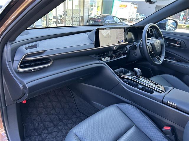 クラウンスポーツ Z ワンオーナー/純正DA(FM/AM/BT/フルセグTV/Mira Cast)/ガラスルーフ/ビルトインETC/ステアリングヒーター/DN席シートヒーター/DN席エアシート/クルコン/パワーバックドア(17枚目)