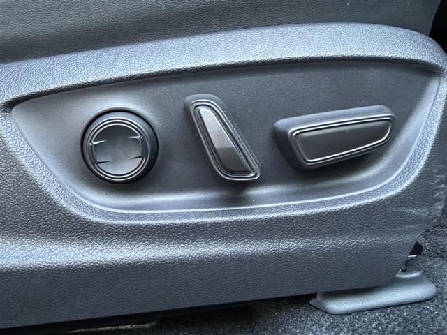 クラウンスポーツ Z ワンオーナー/純正DA(FM/AM/BT/フルセグTV/Mira Cast)/ガラスルーフ/ビルトインETC/ステアリングヒーター/DN席シートヒーター/DN席エアシート/クルコン/パワーバックドア(21枚目)