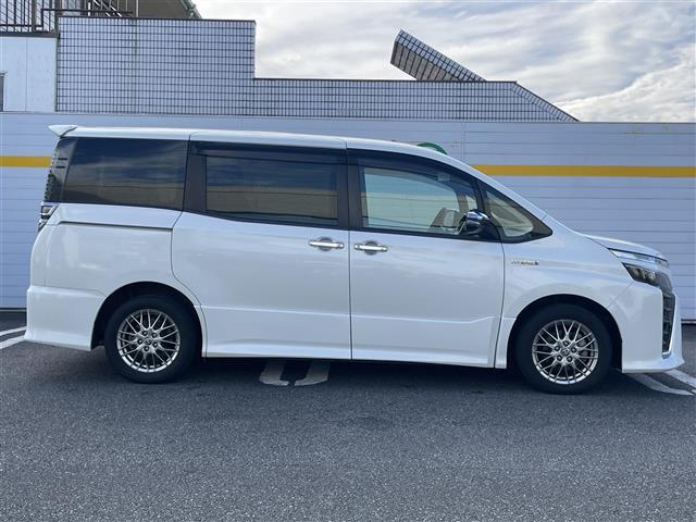 ヴォクシー ハイブリッドＺＳ　煌ＩＩ　純正ナビ　後席モニター　Ｂカメラ　シートヒーター　ドラレコ　クルコン　純正アルミ（22枚目）