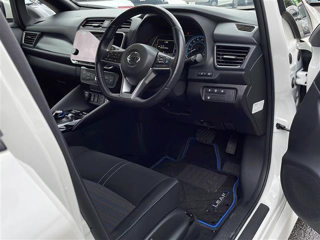 リーフ e+ X プロパイロット/全方位カメラ/バックカメラ/衝突軽減システム/ETC2,0/シートヒーター(D席N席)/ハンドルヒーター/オートライト/スマートキー/純正フロアマット/スペアキー(18枚目)