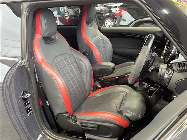 ＭＩＮＩ ジョンクーパーワークス　純正ナビ／ＢＩＬＳＴＥＩＮ車高調／社外マフラー／ＳＵＰＥＲＣＡＴレーダー／ＡＤＶＡＮＲａｃｉｎｇアルミホイール／前後コーナーセンサー／追従型クルーズコントロール／バックカメラ／ハーフレザーシート（21枚目）