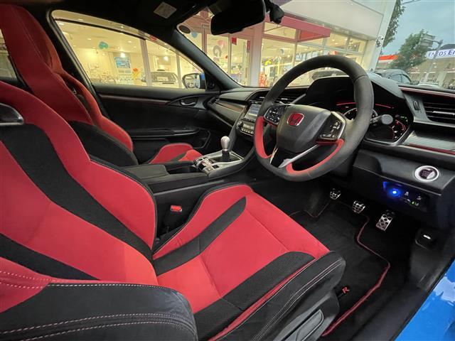 シビック タイプR ☆純正ナビ・TV・Bluetoothaudio・DVD☆ビルトインETC2.0☆バックカメラ☆レーダークルーズコントロール☆ブレンボブレーキ☆純正19インチAW☆LEDヘッドライト(8枚目)