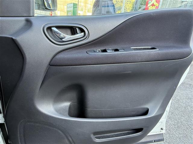 セレナ ハイウェイスター ☆社外ナビ・TV・Bluetoothaudio・DVD☆ETC☆クルーズコントロール☆前後ドライブレコーダー☆社外フリップダウンモニター☆両側パワースライドドア☆電動格納ミラー☆バックカメラ(13枚目)