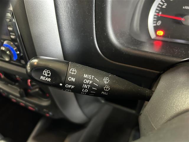 ジムニー ランドベンチャー 純正16インチAW/純正フロアマット/純正マッドガード/電動格納ミラー/ドアバイザー/ETC/D席シートヒーター/ヘットライトレベライザー/CDオーディオ(FM/AM/CD/MD)(6枚目)