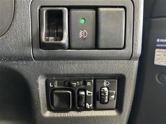 ジムニー ランドベンチャー 純正16インチAW/純正フロアマット/純正マッドガード/電動格納ミラー/ドアバイザー/ETC/D席シートヒーター/ヘットライトレベライザー/CDオーディオ(FM/AM/CD/MD)(8枚目)