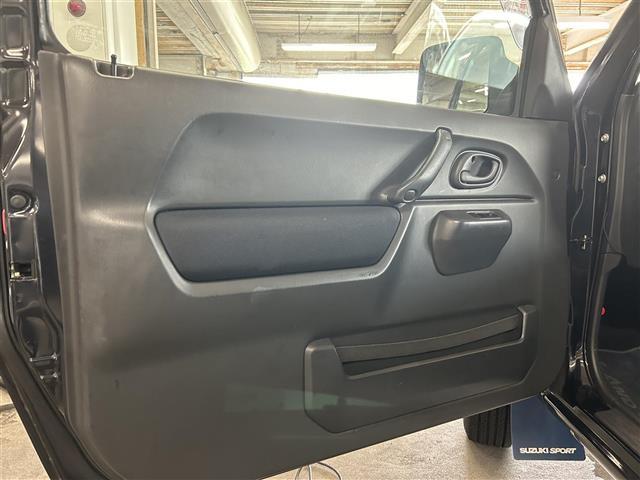 ジムニー ランドベンチャー 純正16インチAW/純正フロアマット/純正マッドガード/電動格納ミラー/ドアバイザー/ETC/D席シートヒーター/ヘットライトレベライザー/CDオーディオ(FM/AM/CD/MD)(12枚目)