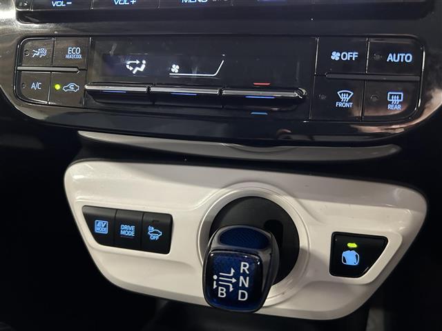 プリウス Ｓ　純正ナビ／バックカメラ／レーダークルコン／プリクラッシュセーフティ／ＥＴＣ／オートリトラミラー／ドラレコ前方／全席オートパワーウィンドウ／照明付バニティミラー／ウィンカーミラー／ドアバイザー／ＬＥＤ（7枚目）