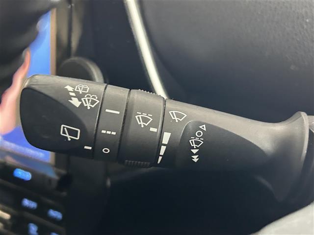 プリウス Ｓ　純正ナビ／バックカメラ／レーダークルコン／プリクラッシュセーフティ／ＥＴＣ／オートリトラミラー／ドラレコ前方／全席オートパワーウィンドウ／照明付バニティミラー／ウィンカーミラー／ドアバイザー／ＬＥＤ（10枚目）