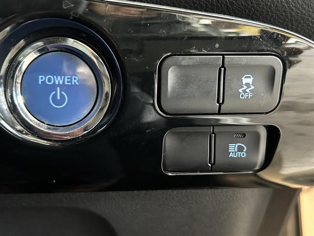 プリウス Ｓ　純正ナビ／バックカメラ／レーダークルコン／プリクラッシュセーフティ／ＥＴＣ／オートリトラミラー／ドラレコ前方／全席オートパワーウィンドウ／照明付バニティミラー／ウィンカーミラー／ドアバイザー／ＬＥＤ（12枚目）