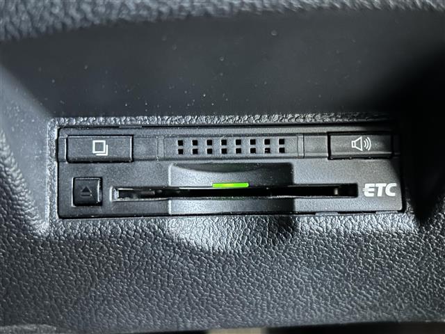 プリウス Ｓ　純正ナビ／バックカメラ／レーダークルコン／プリクラッシュセーフティ／ＥＴＣ／オートリトラミラー／ドラレコ前方／全席オートパワーウィンドウ／照明付バニティミラー／ウィンカーミラー／ドアバイザー／ＬＥＤ（13枚目）