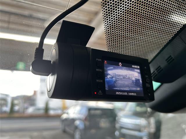 プリウス Ｓ　純正ナビ／バックカメラ／レーダークルコン／プリクラッシュセーフティ／ＥＴＣ／オートリトラミラー／ドラレコ前方／全席オートパワーウィンドウ／照明付バニティミラー／ウィンカーミラー／ドアバイザー／ＬＥＤ（14枚目）