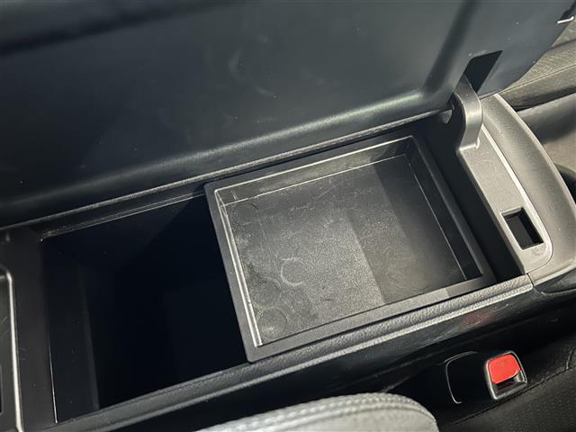 プリウス Ｓ　純正ナビ／バックカメラ／レーダークルコン／プリクラッシュセーフティ／ＥＴＣ／オートリトラミラー／ドラレコ前方／全席オートパワーウィンドウ／照明付バニティミラー／ウィンカーミラー／ドアバイザー／ＬＥＤ（17枚目）