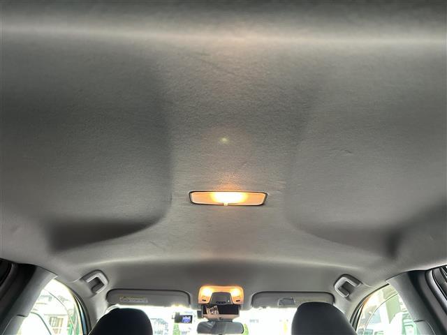 プリウス Ｓ　純正ナビ／バックカメラ／レーダークルコン／プリクラッシュセーフティ／ＥＴＣ／オートリトラミラー／ドラレコ前方／全席オートパワーウィンドウ／照明付バニティミラー／ウィンカーミラー／ドアバイザー／ＬＥＤ（20枚目）