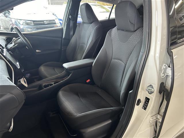 プリウス Ｓ　純正ナビ／バックカメラ／レーダークルコン／プリクラッシュセーフティ／ＥＴＣ／オートリトラミラー／ドラレコ前方／全席オートパワーウィンドウ／照明付バニティミラー／ウィンカーミラー／ドアバイザー／ＬＥＤ（22枚目）