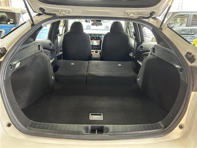 プリウス Ｓ　純正ナビ／バックカメラ／レーダークルコン／プリクラッシュセーフティ／ＥＴＣ／オートリトラミラー／ドラレコ前方／全席オートパワーウィンドウ／照明付バニティミラー／ウィンカーミラー／ドアバイザー／ＬＥＤ（27枚目）