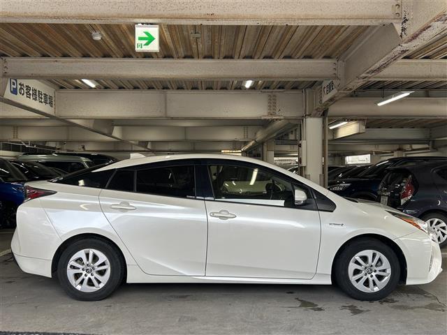 プリウス Ｓ　純正ナビ／バックカメラ／レーダークルコン／プリクラッシュセーフティ／ＥＴＣ／オートリトラミラー／ドラレコ前方／全席オートパワーウィンドウ／照明付バニティミラー／ウィンカーミラー／ドアバイザー／ＬＥＤ（32枚目）