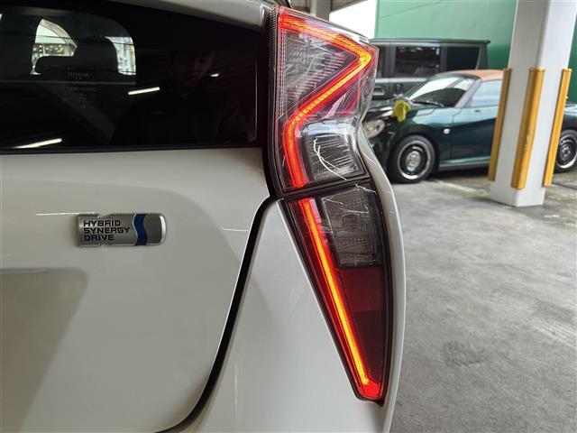 プリウス Ｓ　純正ナビ／バックカメラ／レーダークルコン／プリクラッシュセーフティ／ＥＴＣ／オートリトラミラー／ドラレコ前方／全席オートパワーウィンドウ／照明付バニティミラー／ウィンカーミラー／ドアバイザー／ＬＥＤ（35枚目）