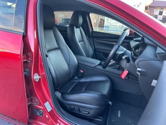 ＭＡＺＤＡ３セダン ２０Ｓ　Ｌパッケージ　４ＷＤ　ｉ－ＡＣＴＩＶＥＳＥＮＳＥ（運転支援／リスク警報）　純正メモリナビ（ＣＤ／ＤＶＤ／ＢＴ）　車外カメラ（バック／全方位）　ＥＴＣ　純正前後ドライブレコーダー　レーダークルーズコントロール（25枚目）