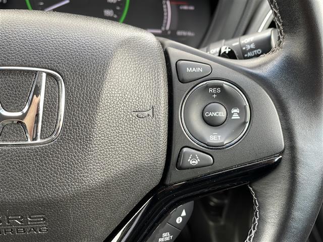 ヴェゼル ハイブリッドＺ・ホンダセンシング　４ＷＤ／禁煙車／純正メモリナビ／ＣＤ／ＤＶＤ／ＳＤ／ＢＴ／ＵＳＢ／１セグ／バクカメラ／ホンダセンシング／衝突軽減ブレーキ／レーンキープ／レーダークルーズコントロール／誤発進抑制／シートヒーター／ＥＴＣ（6枚目）