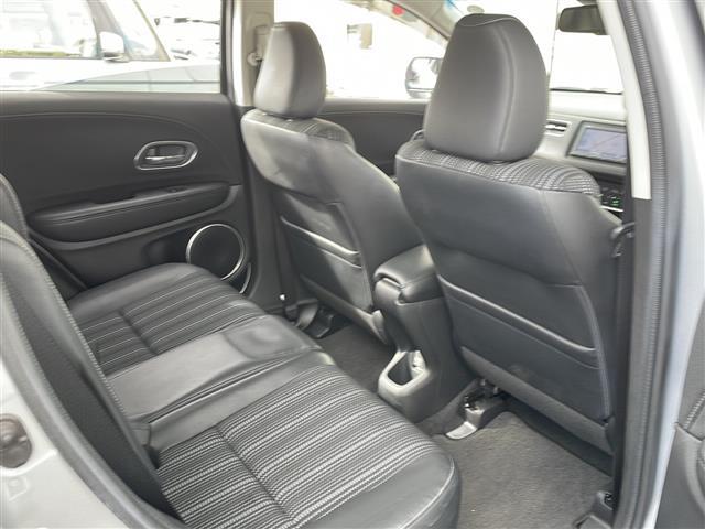 ヴェゼル ハイブリッドＺ・ホンダセンシング　４ＷＤ／禁煙車／純正メモリナビ／ＣＤ／ＤＶＤ／ＳＤ／ＢＴ／ＵＳＢ／１セグ／バクカメラ／ホンダセンシング／衝突軽減ブレーキ／レーンキープ／レーダークルーズコントロール／誤発進抑制／シートヒーター／ＥＴＣ（17枚目）