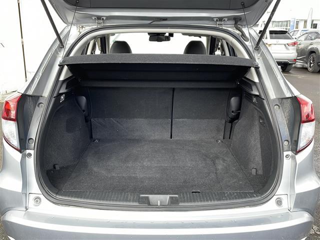 ヴェゼル ハイブリッドＺ・ホンダセンシング　４ＷＤ／禁煙車／純正メモリナビ／ＣＤ／ＤＶＤ／ＳＤ／ＢＴ／ＵＳＢ／１セグ／バクカメラ／ホンダセンシング／衝突軽減ブレーキ／レーンキープ／レーダークルーズコントロール／誤発進抑制／シートヒーター／ＥＴＣ（18枚目）