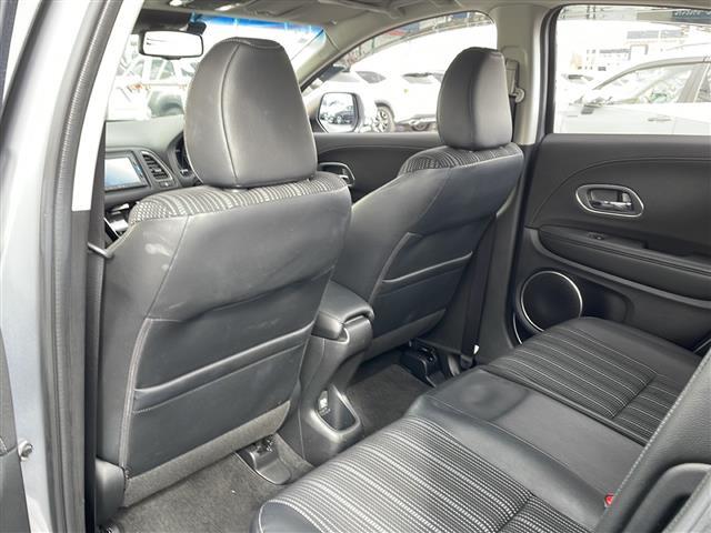 ヴェゼル ハイブリッドＺ・ホンダセンシング　４ＷＤ／禁煙車／純正メモリナビ／ＣＤ／ＤＶＤ／ＳＤ／ＢＴ／ＵＳＢ／１セグ／バクカメラ／ホンダセンシング／衝突軽減ブレーキ／レーンキープ／レーダークルーズコントロール／誤発進抑制／シートヒーター／ＥＴＣ（34枚目）