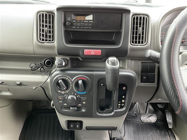 ＮＶ１００クリッパーバン ＤＸ　セーフィティＰＫＧ　／４ＷＤ／禁煙車／オートライト／ドアバイザー／横滑り防止／衝突被害軽減システム／クリアランスソナー／冬タイヤ積み込み／純正フロアマット／パワーウィンドウ／ヘットライトレベライザー（4枚目）