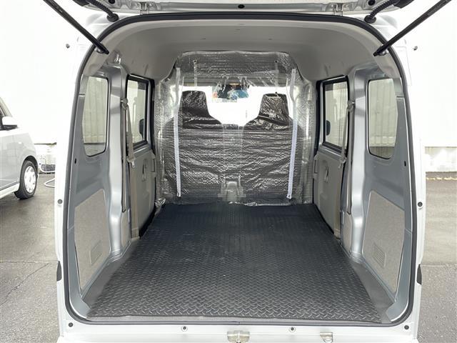 ＮＶ１００クリッパーバン ＤＸ　セーフィティＰＫＧ　／４ＷＤ／禁煙車／オートライト／ドアバイザー／横滑り防止／衝突被害軽減システム／クリアランスソナー／冬タイヤ積み込み／純正フロアマット／パワーウィンドウ／ヘットライトレベライザー（18枚目）