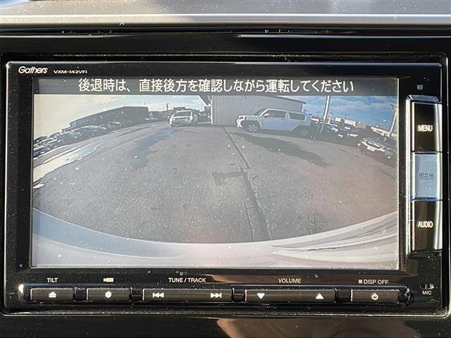 フィットハイブリッド Sパッケージ 4WD/禁煙車/純正SDナビ/CD/DVD/SD/BT/フルセグ/バックカメラ/CTBA/クルーズコントロール/パドルシフト/オートライト/LEDヘッドライト/フォグライト/ETC/社外AW夏タイヤ積(4枚目)