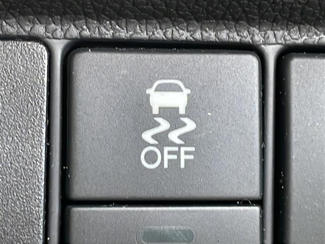 フィットハイブリッド Sパッケージ 4WD/禁煙車/純正SDナビ/CD/DVD/SD/BT/フルセグ/バックカメラ/CTBA/クルーズコントロール/パドルシフト/オートライト/LEDヘッドライト/フォグライト/ETC/社外AW夏タイヤ積(6枚目)