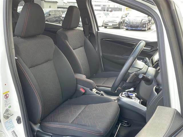 フィットハイブリッド Sパッケージ 4WD/禁煙車/純正SDナビ/CD/DVD/SD/BT/フルセグ/バックカメラ/CTBA/クルーズコントロール/パドルシフト/オートライト/LEDヘッドライト/フォグライト/ETC/社外AW夏タイヤ積(10枚目)