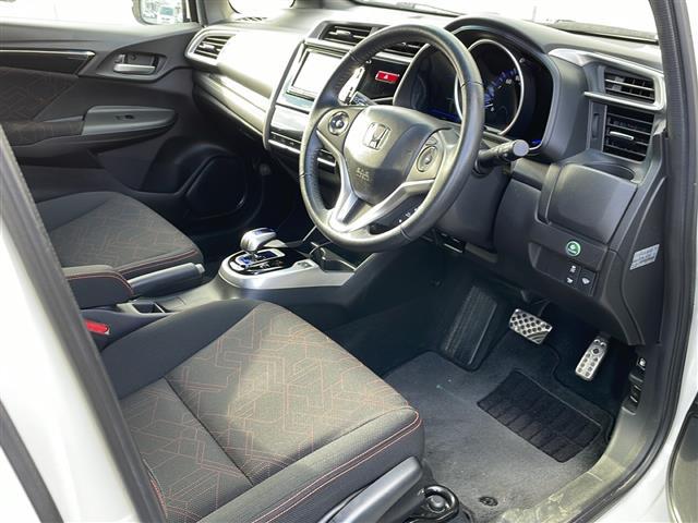 フィットハイブリッド Sパッケージ 4WD/禁煙車/純正SDナビ/CD/DVD/SD/BT/フルセグ/バックカメラ/CTBA/クルーズコントロール/パドルシフト/オートライト/LEDヘッドライト/フォグライト/ETC/社外AW夏タイヤ積(11枚目)