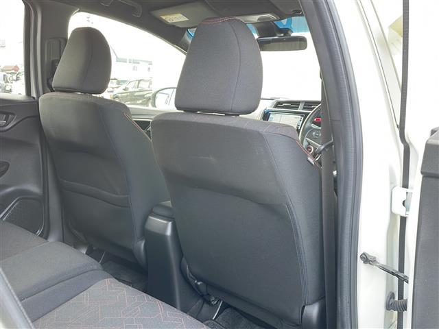 フィットハイブリッド Sパッケージ 4WD/禁煙車/純正SDナビ/CD/DVD/SD/BT/フルセグ/バックカメラ/CTBA/クルーズコントロール/パドルシフト/オートライト/LEDヘッドライト/フォグライト/ETC/社外AW夏タイヤ積(12枚目)