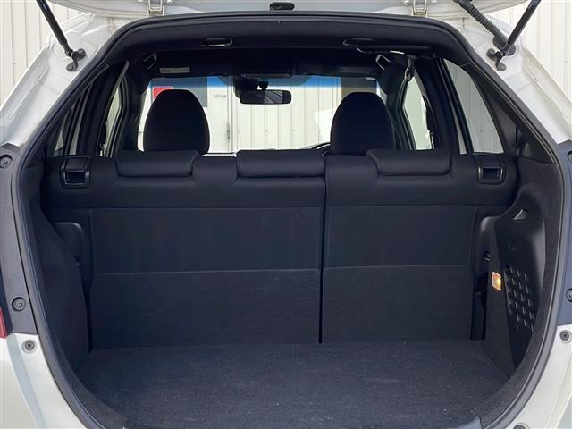 フィットハイブリッド Sパッケージ 4WD/禁煙車/純正SDナビ/CD/DVD/SD/BT/フルセグ/バックカメラ/CTBA/クルーズコントロール/パドルシフト/オートライト/LEDヘッドライト/フォグライト/ETC/社外AW夏タイヤ積(14枚目)