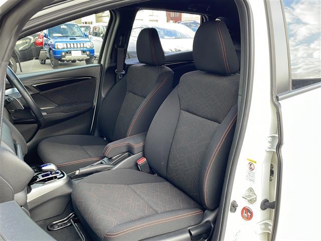 フィットハイブリッド Sパッケージ 4WD/禁煙車/純正SDナビ/CD/DVD/SD/BT/フルセグ/バックカメラ/CTBA/クルーズコントロール/パドルシフト/オートライト/LEDヘッドライト/フォグライト/ETC/社外AW夏タイヤ積(15枚目)
