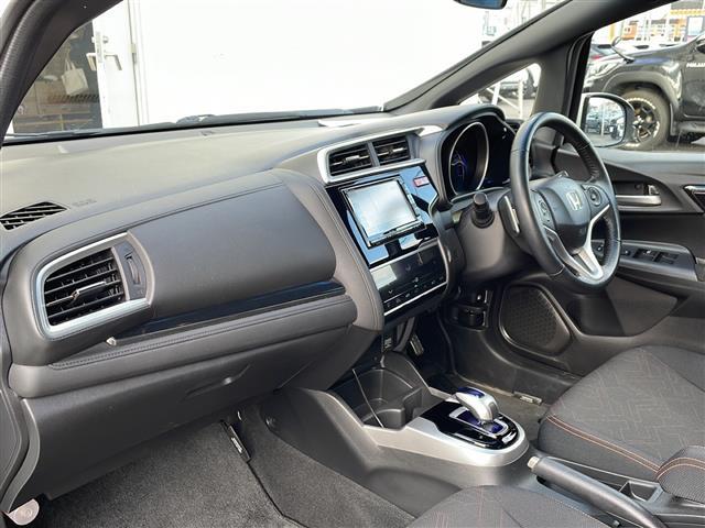フィットハイブリッド Sパッケージ 4WD/禁煙車/純正SDナビ/CD/DVD/SD/BT/フルセグ/バックカメラ/CTBA/クルーズコントロール/パドルシフト/オートライト/LEDヘッドライト/フォグライト/ETC/社外AW夏タイヤ積(16枚目)