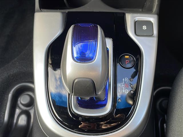 フィットハイブリッド Sパッケージ 4WD/禁煙車/純正SDナビ/CD/DVD/SD/BT/フルセグ/バックカメラ/CTBA/クルーズコントロール/パドルシフト/オートライト/LEDヘッドライト/フォグライト/ETC/社外AW夏タイヤ積(25枚目)