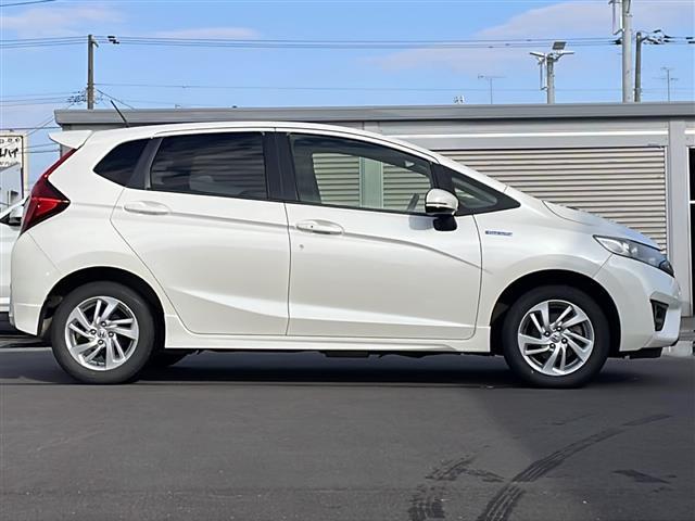 フィットハイブリッド Sパッケージ 4WD/禁煙車/純正SDナビ/CD/DVD/SD/BT/フルセグ/バックカメラ/CTBA/クルーズコントロール/パドルシフト/オートライト/LEDヘッドライト/フォグライト/ETC/社外AW夏タイヤ積(40枚目)