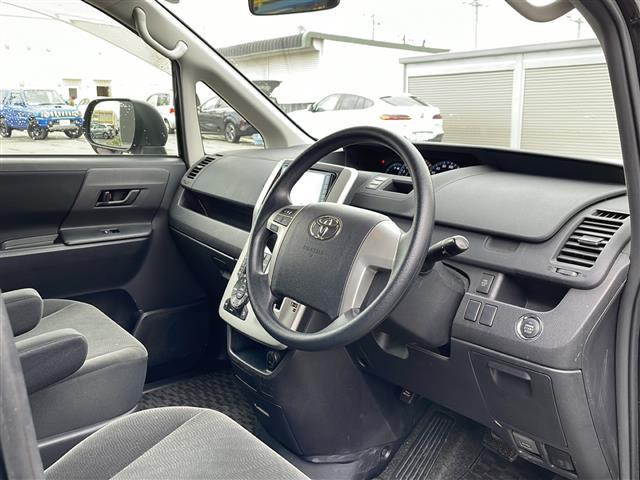 ヴォクシー X Lエディション /4WD/禁煙車/寒冷地仕様/社外ナビ BT/CD/DVD/AUX/SD/フルセグ/片側パワースライドドア/ステアリングスイッチ/オートエアコン/パワーウィンドウ/フロントデアイサー(9枚目)
