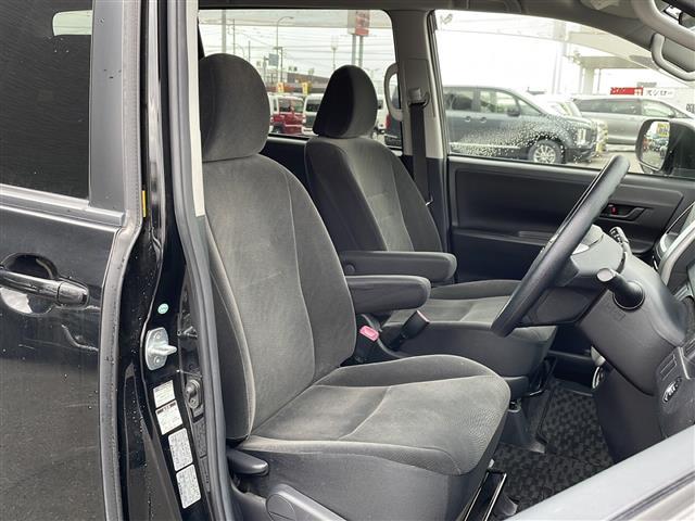 ヴォクシー X Lエディション /4WD/禁煙車/寒冷地仕様/社外ナビ BT/CD/DVD/AUX/SD/フルセグ/片側パワースライドドア/ステアリングスイッチ/オートエアコン/パワーウィンドウ/フロントデアイサー(10枚目)