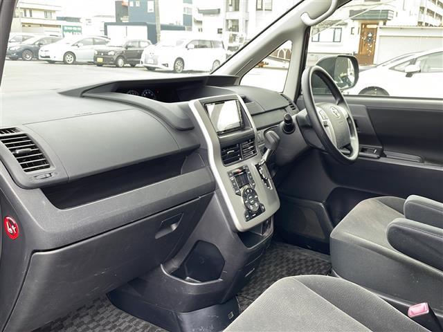 ヴォクシー X Lエディション /4WD/禁煙車/寒冷地仕様/社外ナビ BT/CD/DVD/AUX/SD/フルセグ/片側パワースライドドア/ステアリングスイッチ/オートエアコン/パワーウィンドウ/フロントデアイサー(13枚目)