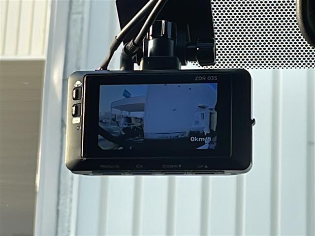 ヴォクシー S-Z ワンオーナー 禁煙車 純正10.5インチナビ CD・DVD・BT・フルセグ バックカメラ 寒冷地仕様 セーフティセンス 純正エンジンスターター 両側パワースライドドア ユニバーサルステップ(5枚目)