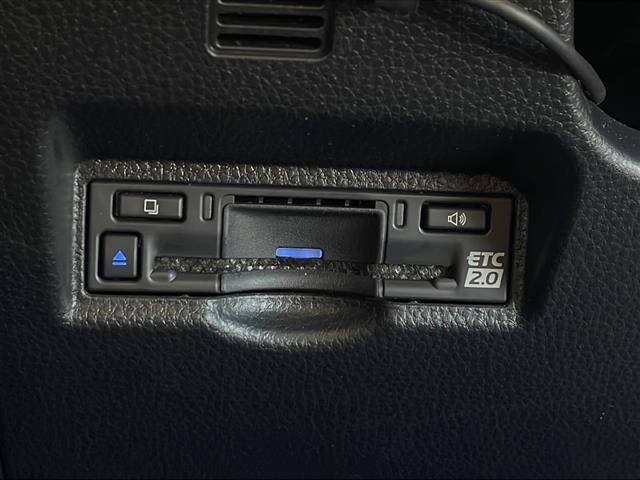 ヴォクシー S-Z ワンオーナー 禁煙車 純正10.5インチナビ CD・DVD・BT・フルセグ バックカメラ 寒冷地仕様 セーフティセンス 純正エンジンスターター 両側パワースライドドア ユニバーサルステップ(8枚目)