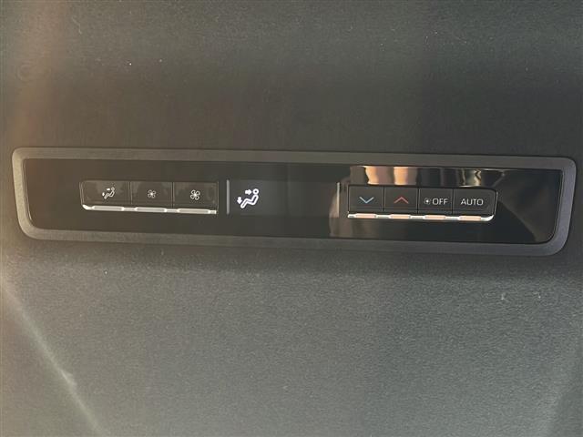 ヴォクシー S-Z ワンオーナー 禁煙車 純正10.5インチナビ CD・DVD・BT・フルセグ バックカメラ 寒冷地仕様 セーフティセンス 純正エンジンスターター 両側パワースライドドア ユニバーサルステップ(11枚目)