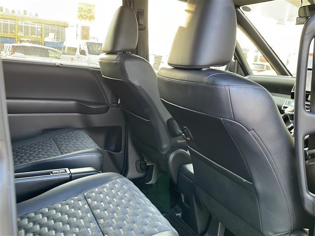 ヴォクシー S-Z ワンオーナー 禁煙車 純正10.5インチナビ CD・DVD・BT・フルセグ バックカメラ 寒冷地仕様 セーフティセンス 純正エンジンスターター 両側パワースライドドア ユニバーサルステップ(19枚目)