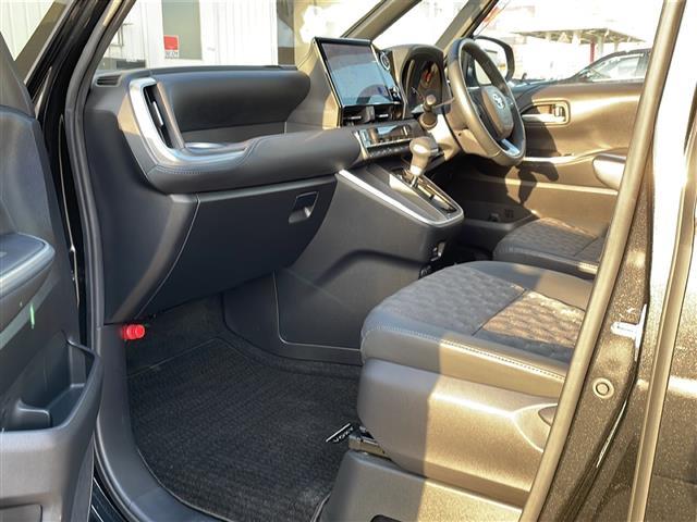 ヴォクシー S-Z ワンオーナー 禁煙車 純正10.5インチナビ CD・DVD・BT・フルセグ バックカメラ 寒冷地仕様 セーフティセンス 純正エンジンスターター 両側パワースライドドア ユニバーサルステップ(23枚目)